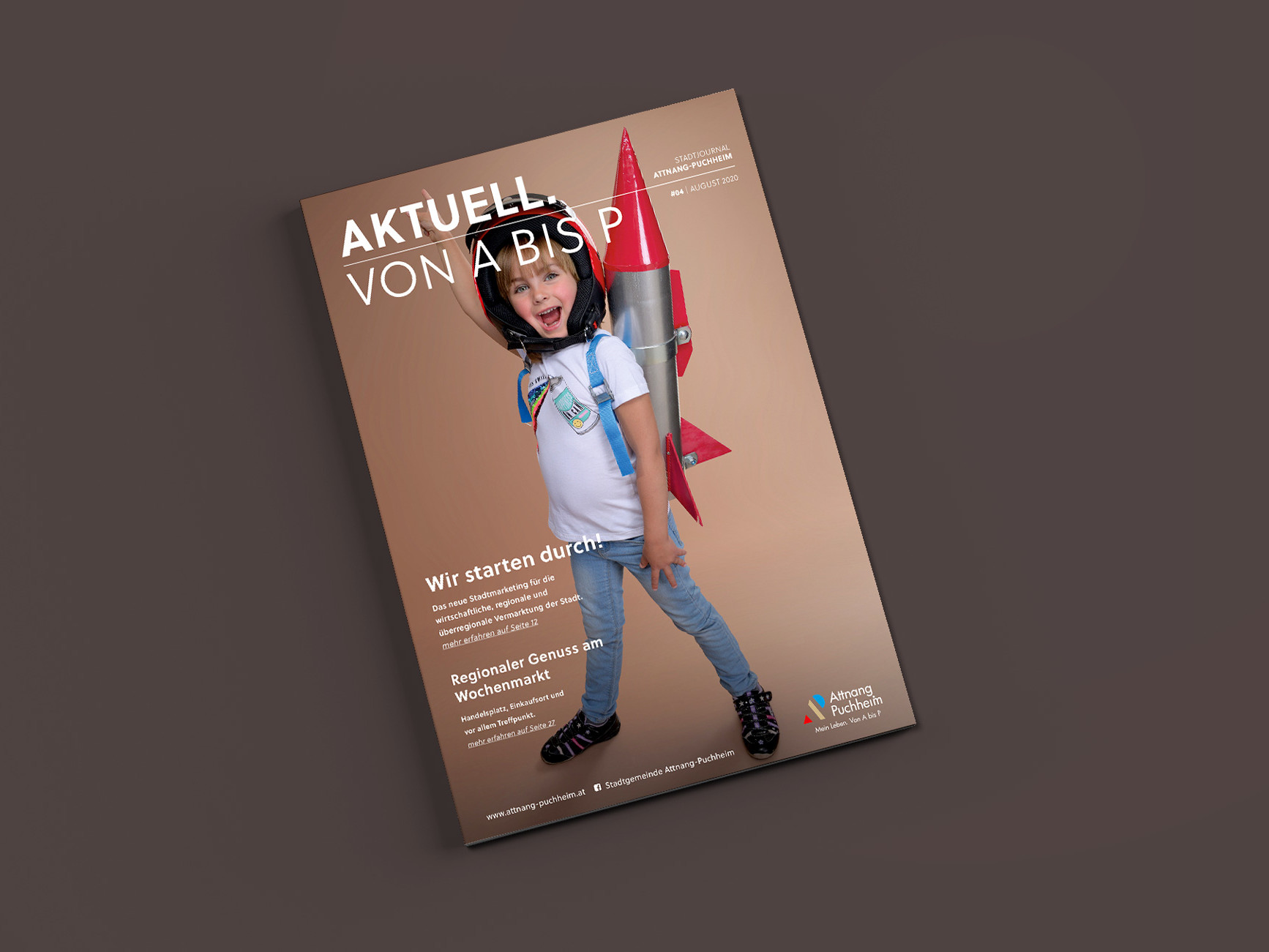 Cover vom Stadtmagazin Attnang-Puchheim mit Kind am Cover das eine Spielzeug-Rakete am Ruecken traegt